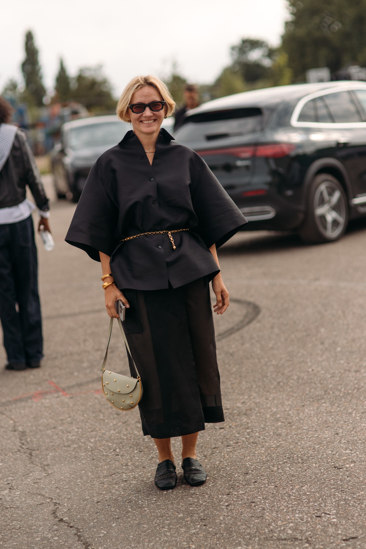 Ez a fekete felső a peplum hatást idézi meg a derék alatt elhelyezett övnek köszönhetően, amely éppen megfelelően karcsúsítja a bő szabású felsőt