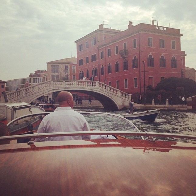 Itt a taxi egy motorcsónak és elképesztő érzés száguldani a csatornán!