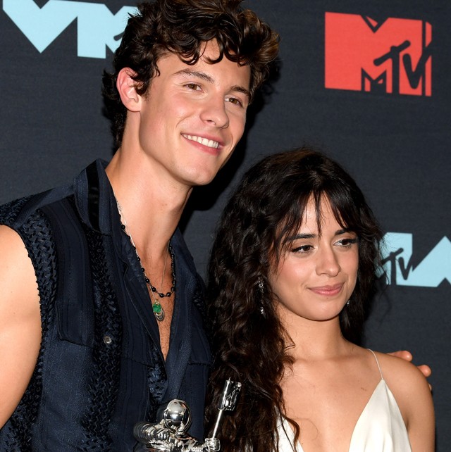 Shawn Mendes és Camila Cabello furcsa maszkokban flangálnak az utcán