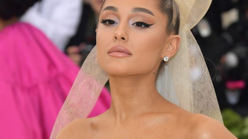 18+ Ariana Grande mellét csak pár csepp festék takarja...