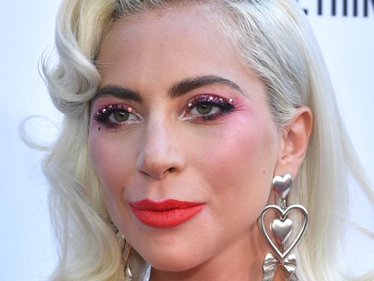 Lady Gaga egy szexi takarítónő ruhájának modern változatába bújt
