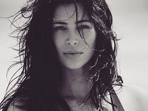 Kim Kardashian a szülés után máris fürdőruhás képen domborít