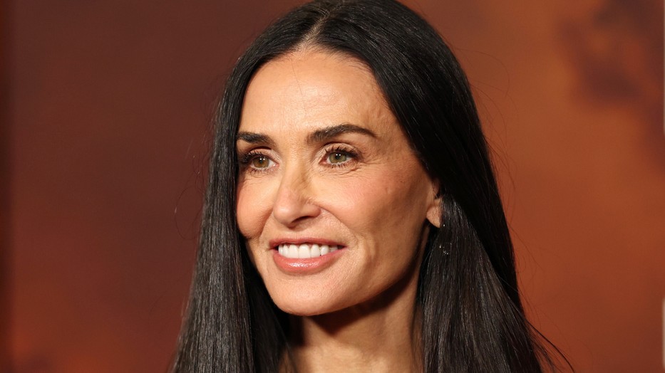 Demi Moore káprázatosan festett meztelenruhájában