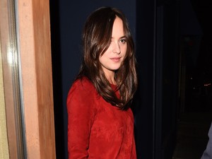 Aranyszütyővel partizott Dakota Johnson