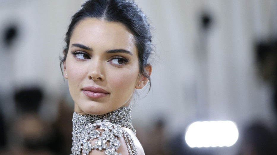 Kendall Jenner ruhája a Met gála afterpartijáról egy ikonikus hollywoodi pillanatot idézett meg