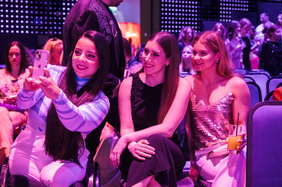 Illés Fanni GLAMOUR Women of the Year díjas világbajnok úszó, húga Illés Réka és Papp Bianka, szintén GLAMOUR Women of the Year díjas úszó a Glamour Women of the Year gála első sorában