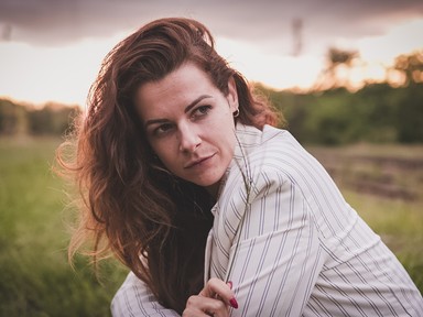 „Ahol Tokió sírt, én ott tényleg sírtam” - Dobó Enikővel, A nagy pénzrablás főszereplőjének magyar hangjával beszélgettünk