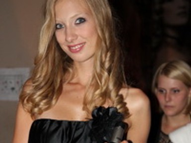 Borból tervez ruhákat