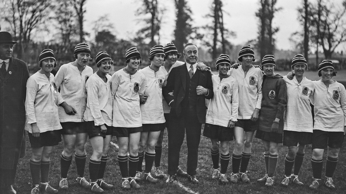 Lily Parr (a középen álló George Robey mellett balra) és a Dick Kerr Ladies női focicsapat, még azelőtt, hogy ötven évre betiltották volna a női focit Angliában