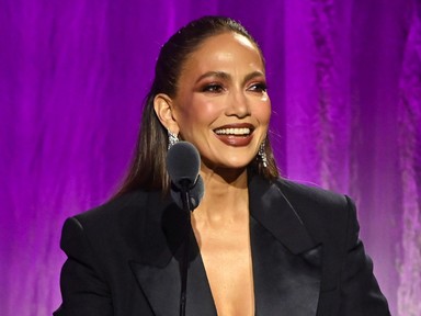 Jennifer Lopez mélyen dekoltált, tűzpiros ruhában hódít, óriási feltűnést keltett a vörös szőnyegen