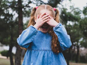 Rendben van, ha a szülő a kisgyermeke előtt öltözik át? És ha nyitva marad a vécéajtó?