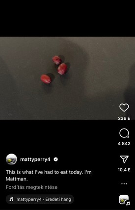 Matthew Perry október 23-án egy olyan videót osztott meg, ahol három piros bogyót dobott az asztalra. A tartalomhoz azt írta, hogy ezt ette aznap. Továbbá azt: I'm Mattman (Mattman vagyok).