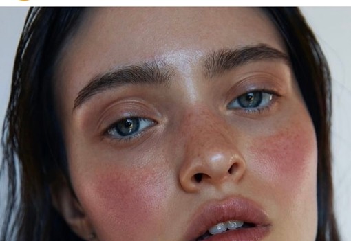 Nem vicc, tényleg a férfiak ihlették a legújabb pirosító trendet, és csodásan néz ki!