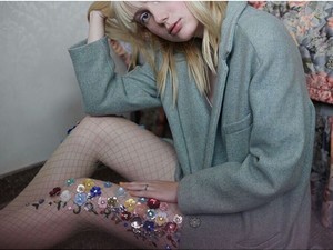 Ez a lány gyönyörűen kidíszíti a harisnyáit és már a legnagyobb sztárok is rajonganak érte