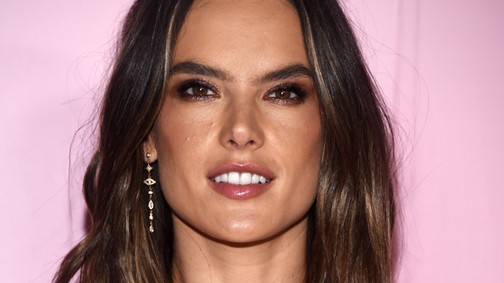 Ha feleslegesnek érzed magad, gondolj Alessandra Ambrosio melltartójára, ami semmit sem takar
