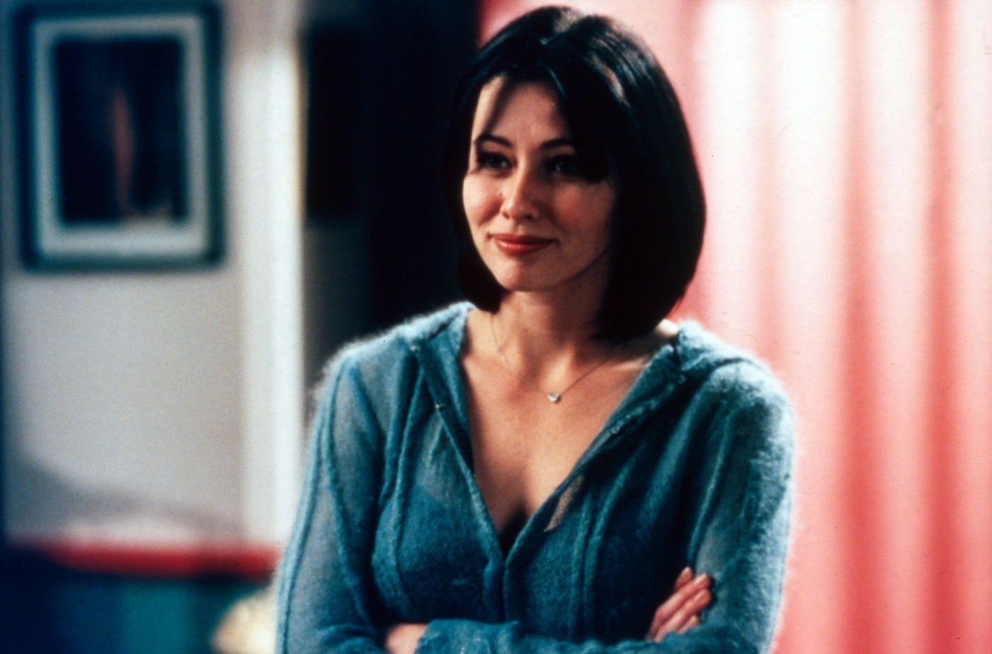 Shannen Doherty (1971-2024) Szintén ebben az évben, 53 évesen hagyott itt minket Shannen Doherty is, aki hosszú évek óta tartó rákbetegségét a végsőkig méltósággal viselte, miközben az utolsó pillanatig harcolt a gyilkos kór ellen. Pályafutása során számos filmben és televíziós sorozatban szerepelt - mint például a Beverly Hills 90210 és a Bűbájos boszorkák -, és jelentős hatást gyakorolt a popkultúrára. 