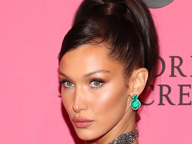 Mellbimbó mutogatás a VS Show afterpartiján: Bella Hadid csak egy bugyiban bulizott
