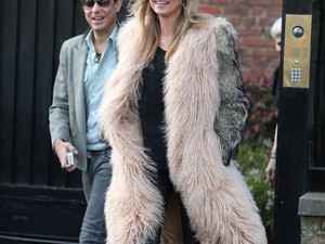 Ketten se bírják Kate Moss ünnepi virágait