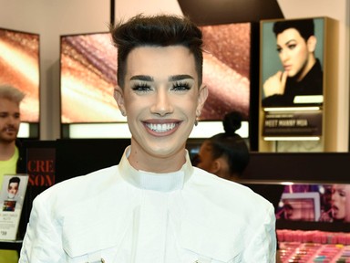 Tömeghisztéria lett a legnépszerűbb sminkes youtuber látogatásából