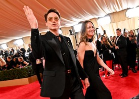 Igen, Robert Downey Jr. jött, látott és győzött. Övé lett 2024-ben a legjobb férfi mellékszereplőnek járó Oscar-díj, amiben jelentős szerepe van az őt támogató nőnek, Susan Downey-nak is, aki producerként karolta fel, és segítette vissza a színészt az A-listás sztárok közé, miután Hollywood kivetette magából drogproblémái miatt a 2000-es években.