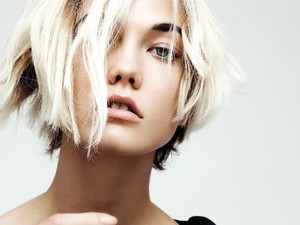 Karlie Kloss báliruhákban és papucsban az Interview magazinban!