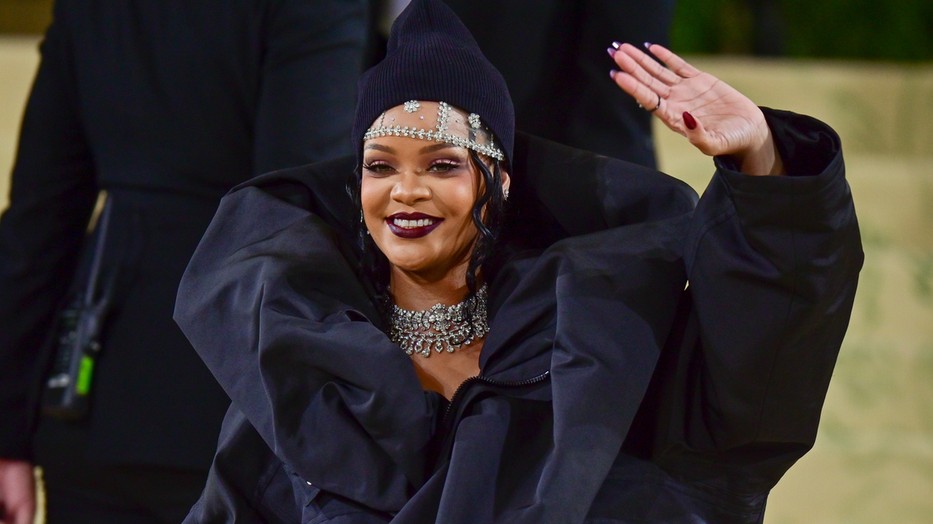 Rihanna megosztotta a legjobb barack árnyalatú smink tutorialt