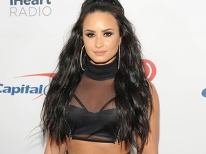 Demi Lovato lemosta a sminkjét és levette póthaját a kamera előtt! Szebb, mint valaha!