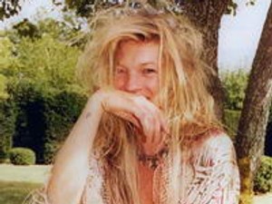 Lehangoló fotósorozat a szupermodellről