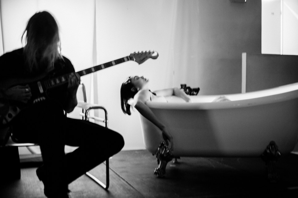 Valeriia Karaman és Julien Sitruk performansza a Not Allowed divateseményen Fotó: Tar Ágnes