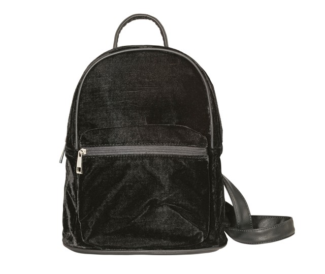 A fekete hátizsák már az előző szezonokban is kötelező darab volt, most azonban puha bársonyból készül, ezáltal nagyon jól illeszkedik a 70-es éveket idéző hippi trendbe, de épp annyira kifinomult is, amennyire laza. Clockhouse- C&A 7990 Ft
