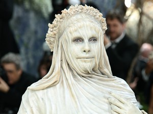 Heidi Klum bizarr jelmezben sokkolt a Met-gálán, élő szoborként vonult végig a vörös szőnyegen