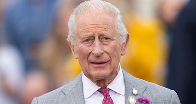 Károly király miatt aggódnak a rajongók: sétapálcával jelent meg egy hivatalos eseményen