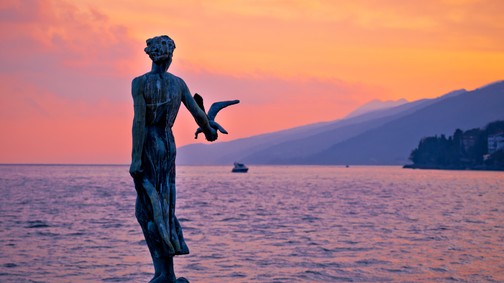 Van egy tengerparti város néhány órányira Budapesttől, ami maga az álom