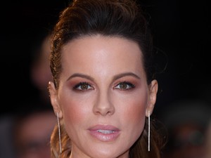 Őrület, milyen teste van 45 évesen, de erre a pornós ruhára nincs mentsége