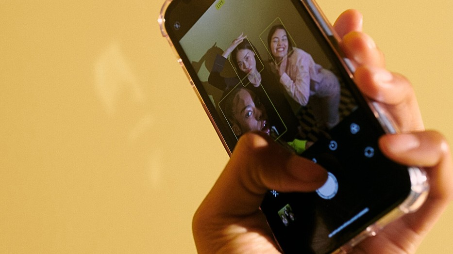 Az információs szökőár elől nincs menekvés, de Byung-Chul Han szerint a tudatos internethasználat kiszabadíthat minket az infokrácia csapdájából.