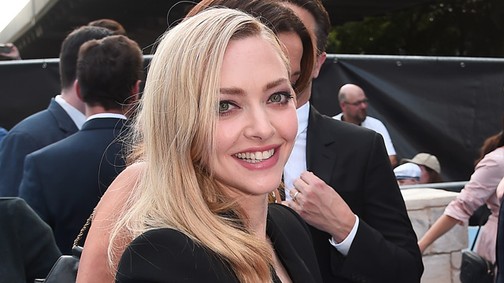 A Mamma Mia 2. premierjén Amanda Seyfried annyira izgalmas volt ebben ruhában