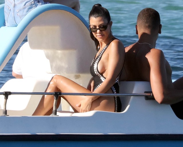 Kourtney Kardashian egyrészesben