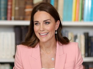 Méregdrága, de tökéletes Katalin hercegné cukorkaszínű kosztümje