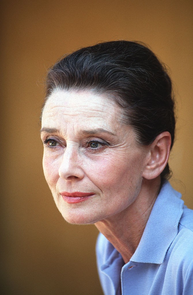 Ez az 1990-ben, Vietnámban készült portré Audrey Hepburnről különösen emlékezetes: nem színésznőként, hanem az UNICEF jószolgálati nagyköveteként mutatja meg őt, amint figyelmesen hallgatja az embereket egy északi hegyvidéki faluban. Már túl volt a hollywoodi csillogáson, mégis talán ekkor volt a legemberibb és legszebb – egyszerre törékeny és méltóságteljes, ahogy a gyerekek sorsa felé fordul.