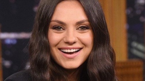 Mila Kunis felsőjén a saját családjának vicces képét viseli, nagyon cuki!