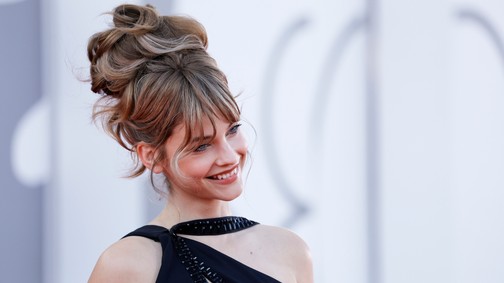 Palvin Barbara élete legmerészebb dekoltázsú kosztümjében hódít Párizsban