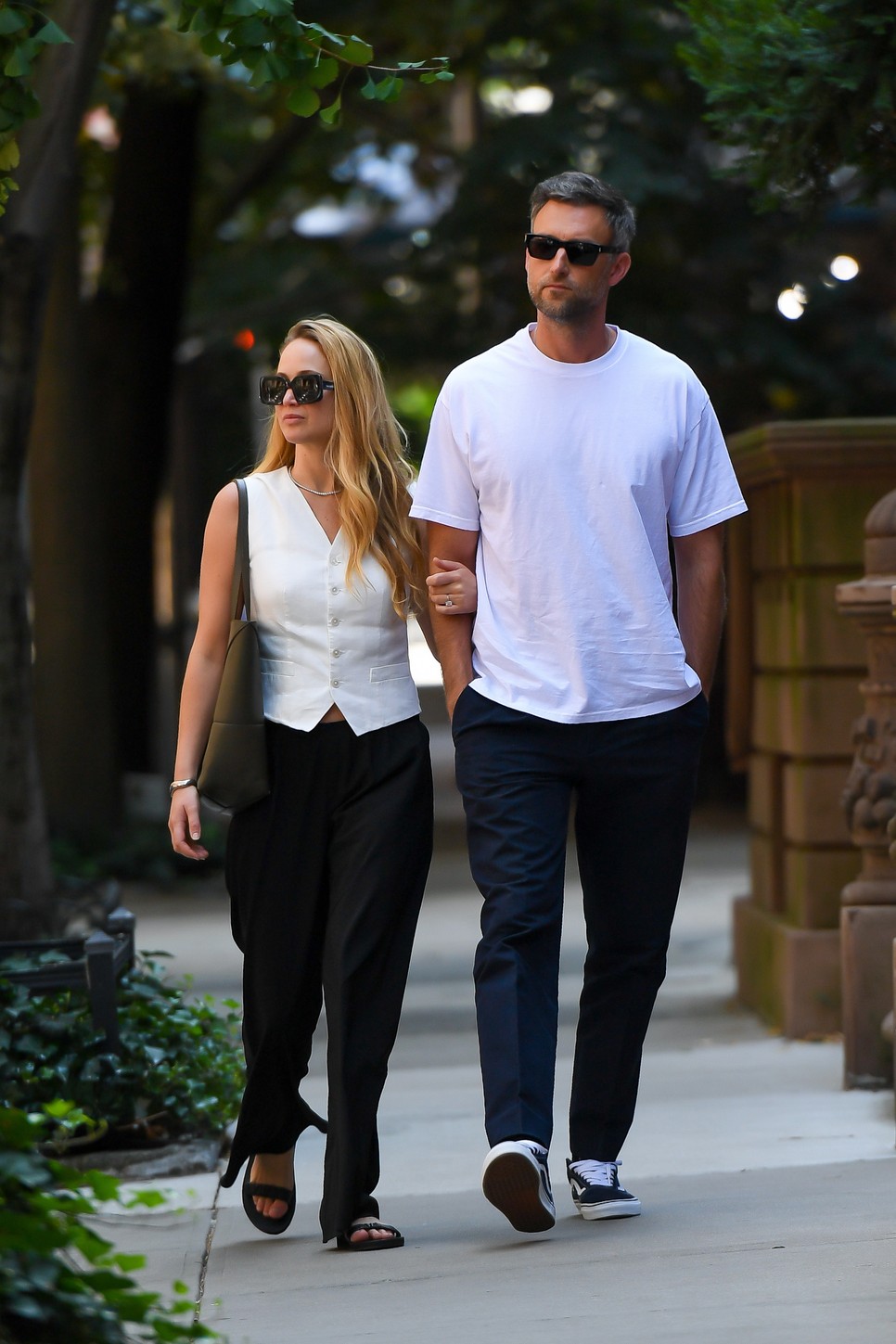 Gyakorta ragaszkodik a monokróm színpalettához