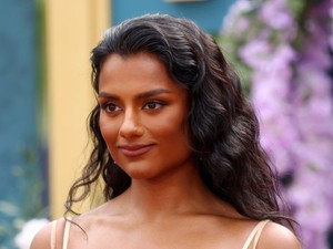 Itt a világ legapróbb bikinije! A Bridgerton színésznője, Simone Ashley bebizonyította, hogy a vízparton is igazi stílusikon