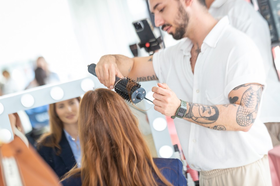 A Rowenta Air Brush 3D új szintre emeli a mindennapi hajformázást, miközben jelentősenlerövidíti a tükör előtt töltött időt.