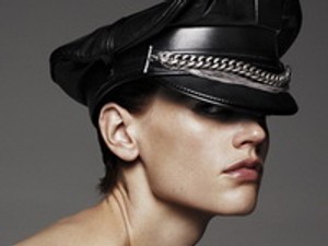 Meztelenül nagyon is nőies a fiús topmodell