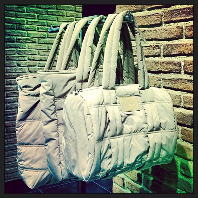 Anh Tuan táskák a kiállító térben.