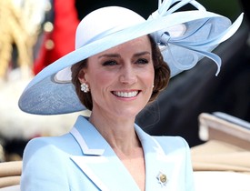 A babakék kreációt egy babakék Philip Treacy kalappal koronázta meg. 