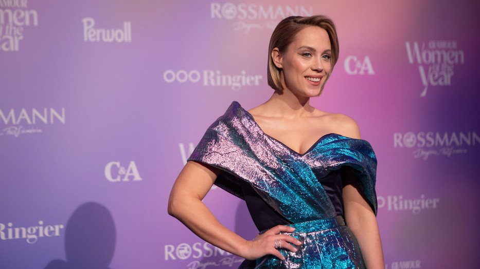 Lékai-Kiss Ramóna rövid hajjal érkezett a GLAMOUR Women of the Year gálára