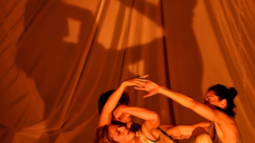 A szülés élményét idézi fel teljes őszinteséggel a Tünet Együttes új produkciója!