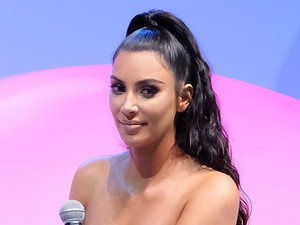 Hú, Kim Kardashian alaposan kipakolta a melleit